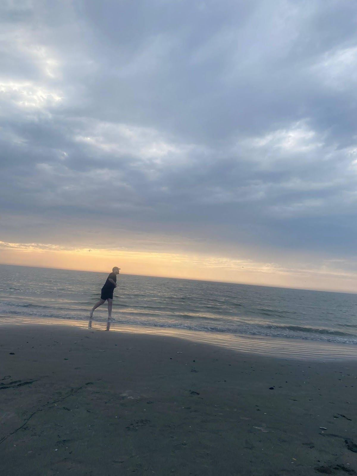 Personne faisant du sport sur la plage