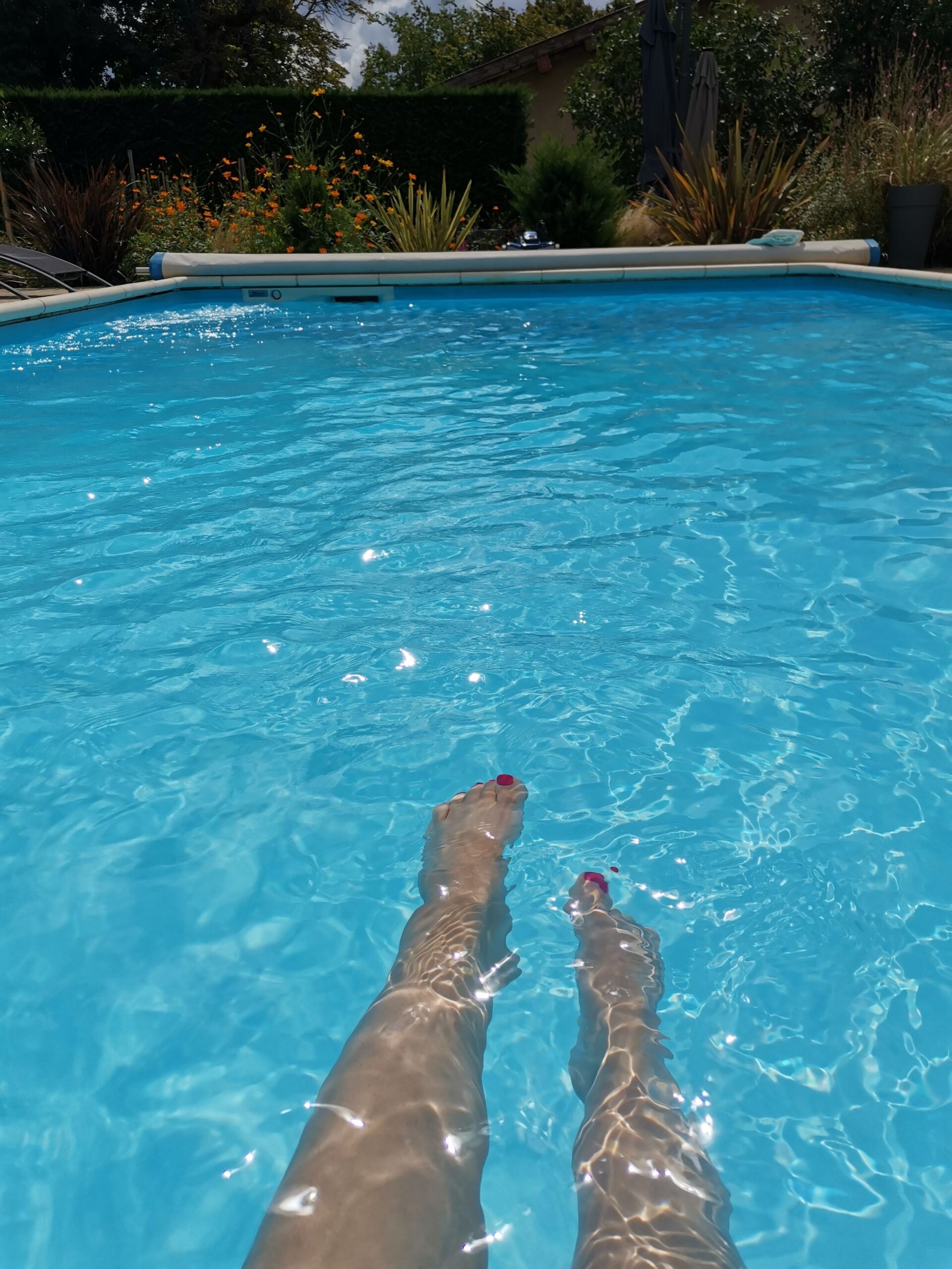 Photo de pieds dans l’eau