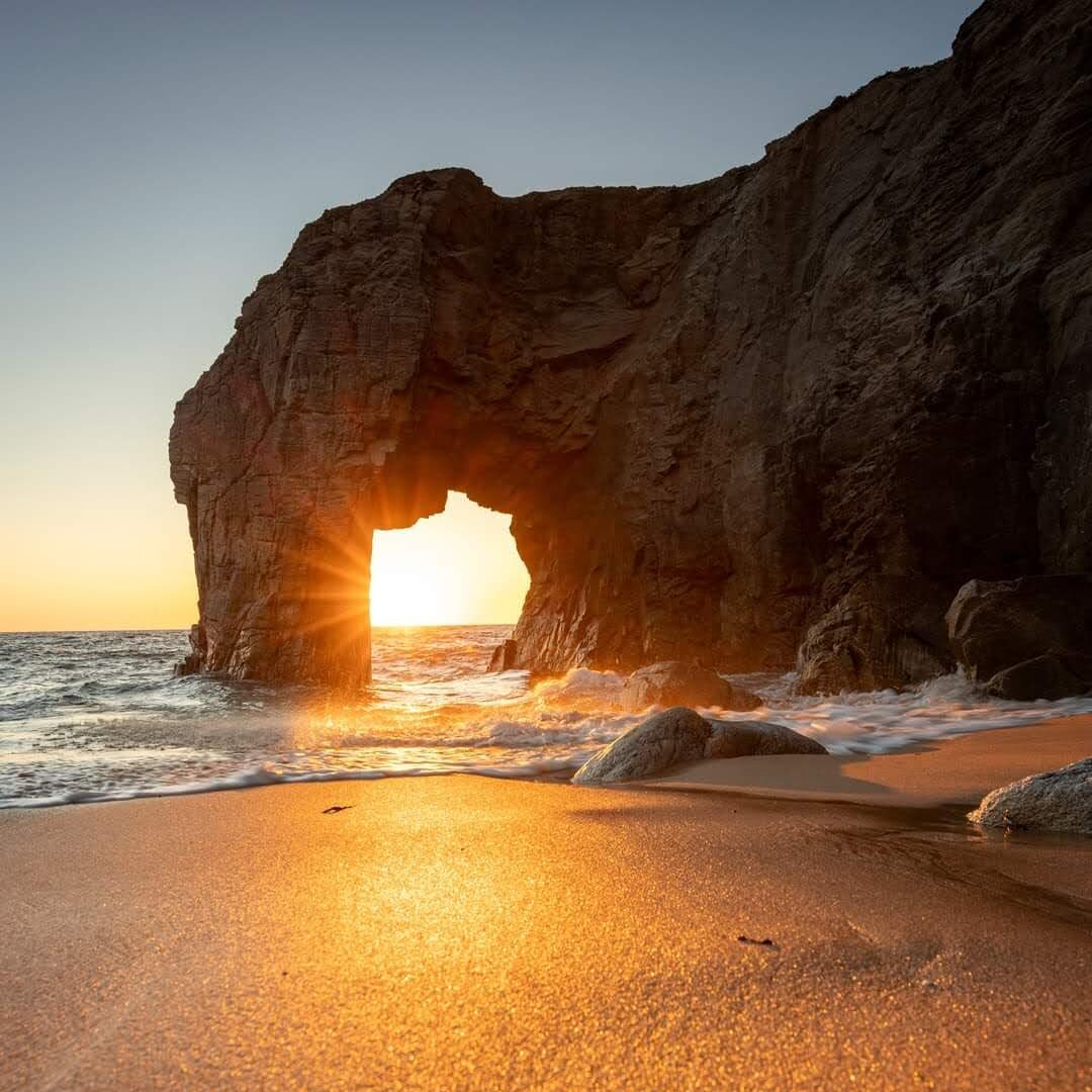 Photo d'un couché de soleil à la plage avec des falaises - Le printemps