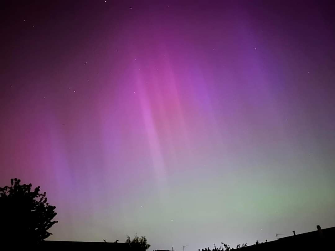 photo des aurore boréales vu en picardie provoqués par le soleil.