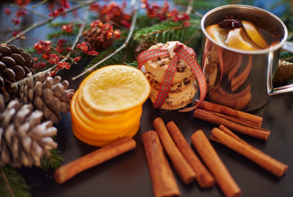 décoration cosy d'hiver avec bougies et éléments naturels