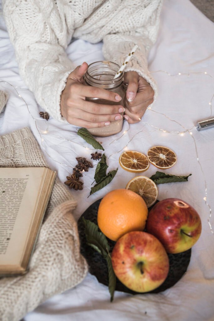 femme détendue profitant d'un moment cocooning