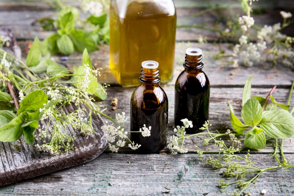 flacons d'huiles essentielles et plantes médicinales