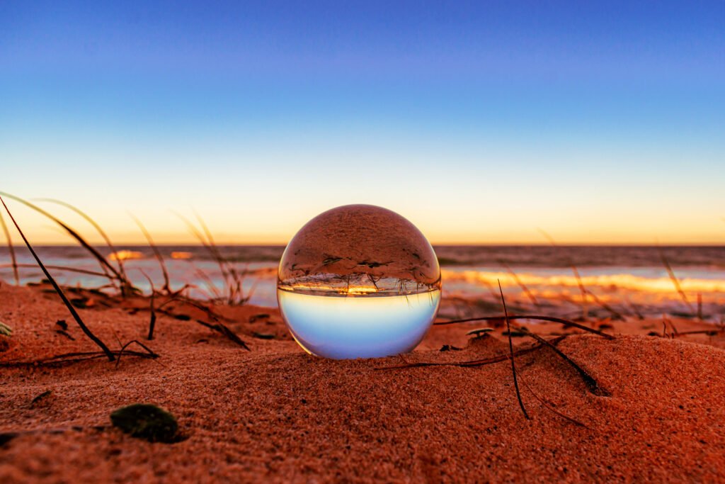boule de cristal sur la plage reflet nature été